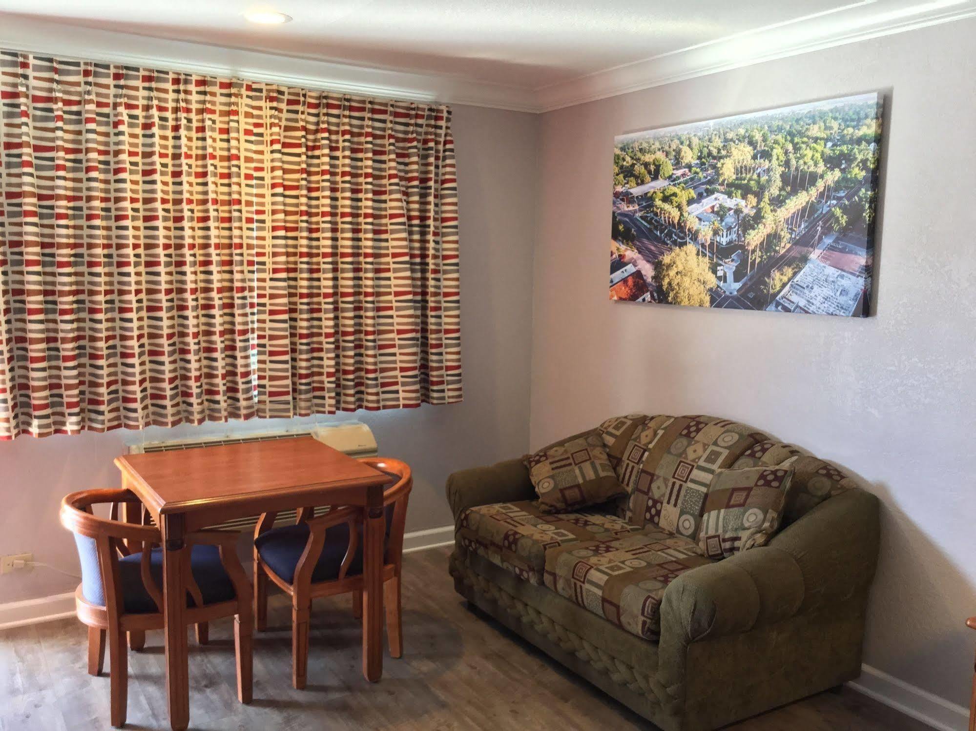 Journey Inn Woodland Extérieur photo